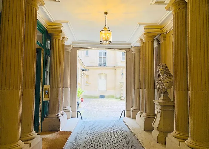 Spacious 2 Bedroom Champs Elysees And Golden Triangle Paris