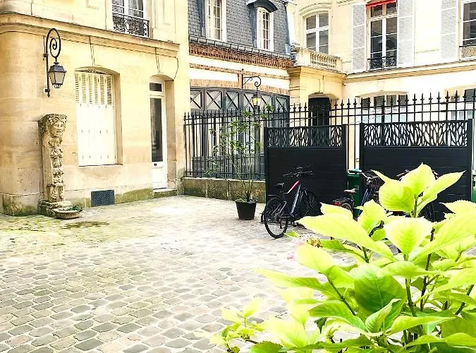 Spacious 2 Bedroom Champs Elysees And Golden Triangle