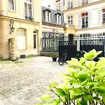 Spacious 2 Bedroom Champs Elysees And Golden Triangle