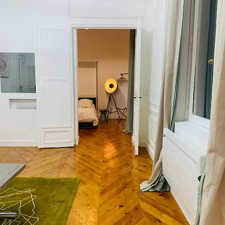 Spacious 2 Bedroom Champs Elysees And Golden Triangle