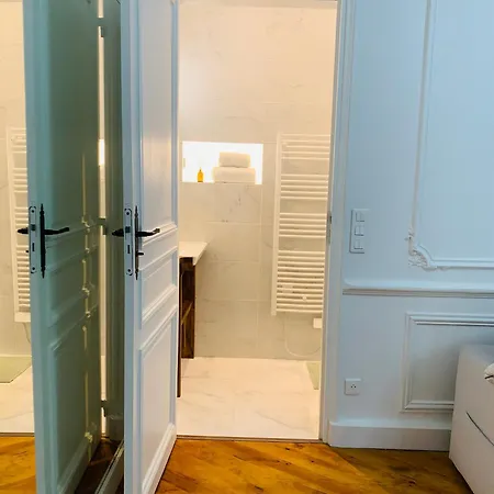 Spacious 2 Bedroom Champs Elysees And Golden Triangle * Paris