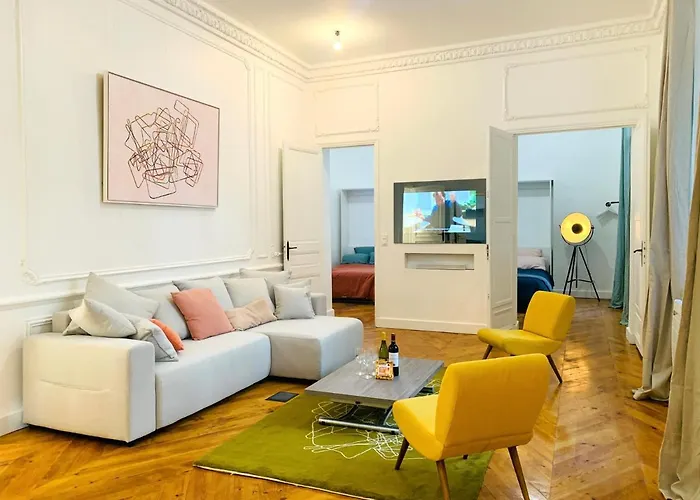Spacious 2 Bedroom Champs Elysees And Golden Triangle * Paris