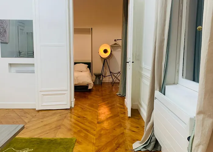 Spacious 2 Bedroom Champs Elysees And Golden Triangle