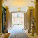 Spacious 2 Bedroom Champs Elysees And Golden Triangle Parigi